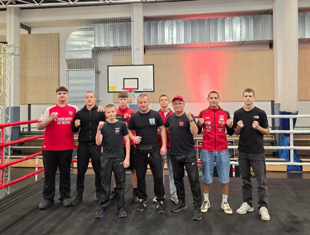 Drużyna Bojan Boks Lubań podczas wspólnego zdjęcia